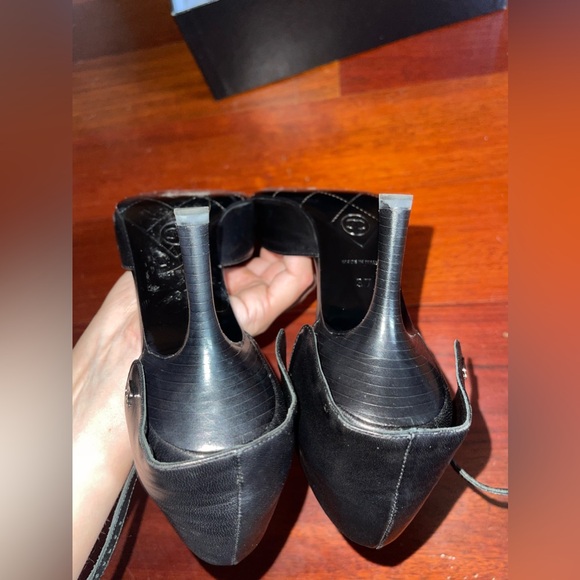 Chanel Vintage CC Black Leather Pumps - Picture 8 of 11